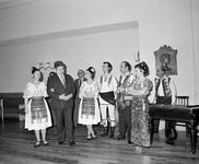 855702 Afbeelding van burgemeester H.J.L. Vonhoff met vermoedelijk een Joegoslavische muziek- en dansgroep tijdens de ...